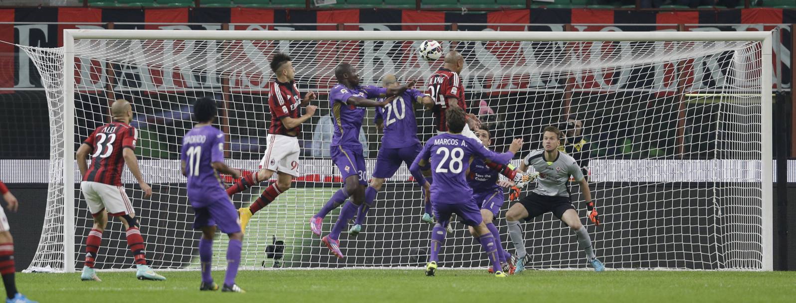 Al 25&#39; il Milan sblocca la partita: gol di De Jong su colpo di testa. Ap